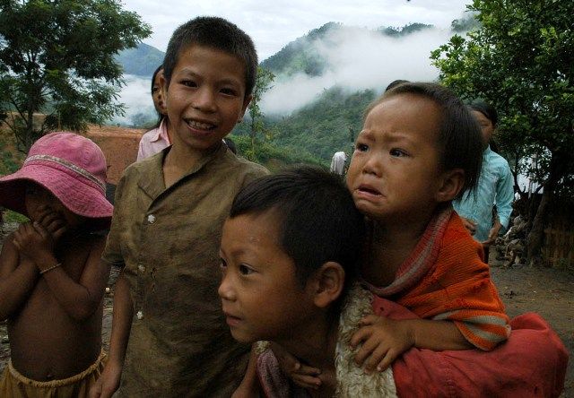 Học sinh vùng cao đi học cõng em đến lớp